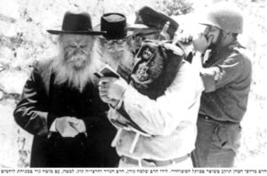 הרב קוק גורן והנזיר בכותל 1967